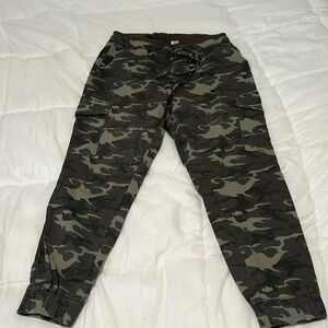 Women’s - stretch camo cargo pant- size xl